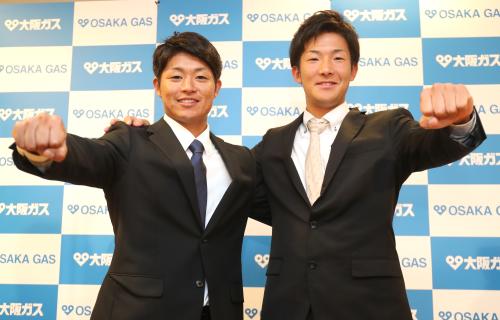 大阪ガスから同じロッテに指名された２位・酒居知史（左）と４位・土肥星也は、笑顔でガッツポーズ
