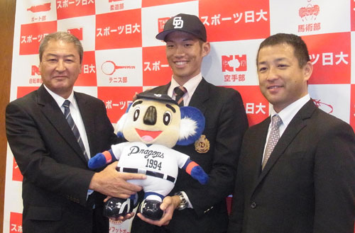 中日からドラフト２位指名された日大・京田（中央）は、中田スカウト部長（左）、正津スカウト（右）から指名あいさつを受け笑顔