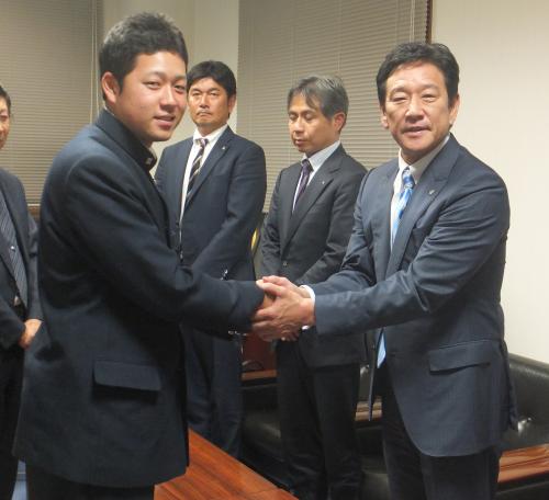 指名あいさつでドラフト１位の堀（左）と握手する日本ハム・栗山監督