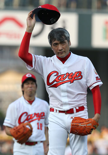 １３年には広島のユニホーム姿で始球式を行った吉川晃司