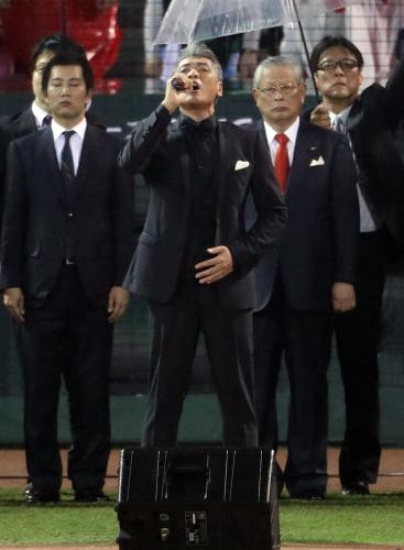 日本シリーズ開幕戦で国歌独唱する吉川晃司