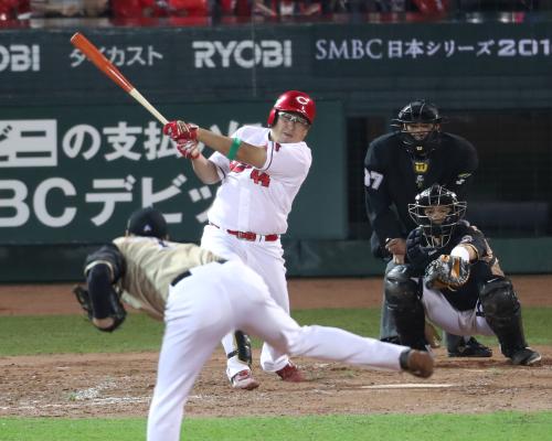 ＜広・日＞４回、松山は右越えにソロ本塁打を放つ