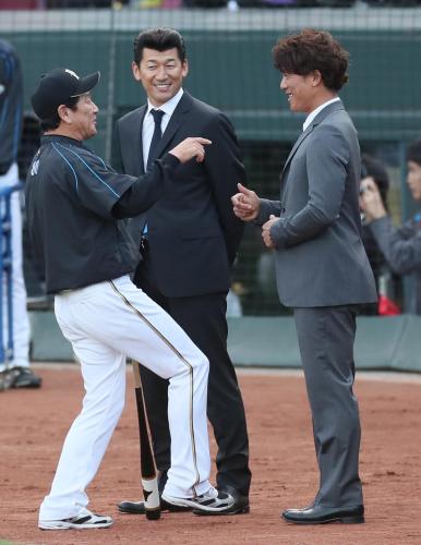 ＜広・日＞試合前、栗山監督（左）は松井稼（右）、三浦と談笑