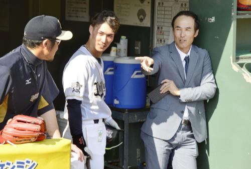 オリックスの秋季練習を視察し（左から）Ｔ―岡田、駿太と話す長谷川滋利氏