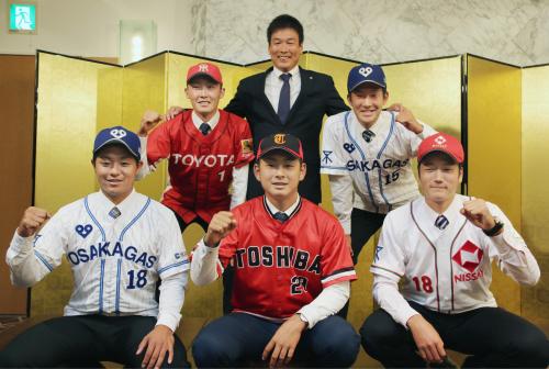 社会人野球日本選手権の記者会見でポーズをとる、トヨタ自動車の桑原監督（奥中央）と各チームの選手たち