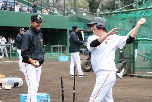 長野（右）にトスを上げる二岡打撃コーチ