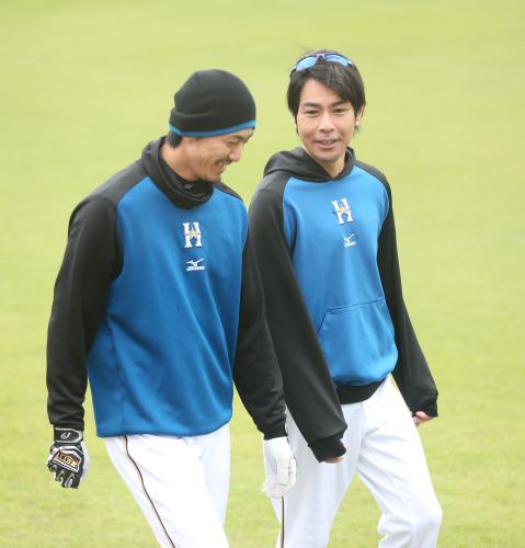 日本ハム秋季練習、外野でランニングする増井（左）と引退した武田勝氏