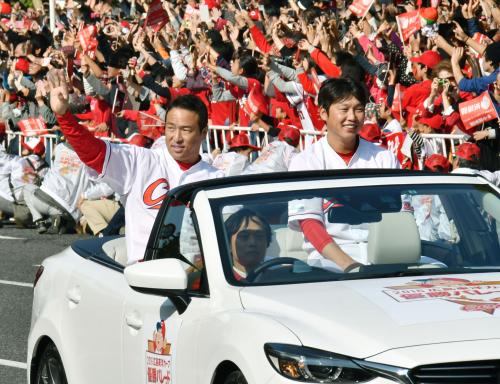 広島カープのセ・リーグ優勝を祝うパレードで、笑顔で手を振る黒田博樹投手（左）と新井貴浩選手
