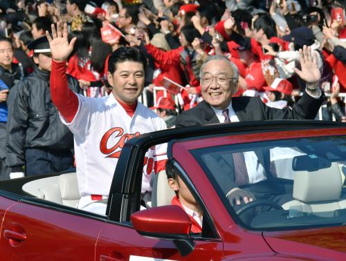 広島カープのセ・リーグ優勝を祝うパレードで、笑顔で手を振る緒方孝市監督（左）と松田元オーナー