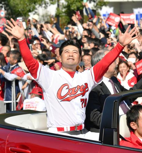 広島カープのセ・リーグ優勝を祝うパレードで、笑顔で手を振る緒方孝市監督