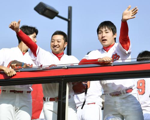 広島カープのセ・リーグ優勝を祝うパレードで手を振る、菊池涼介選手（左）と丸佳浩選手