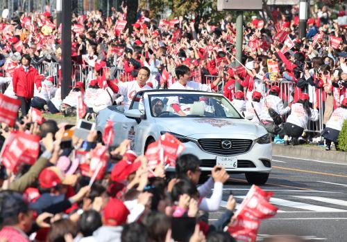 広島のセ・リーグ優勝パレードに詰めかけたファンに手を振る黒田（左）と新井