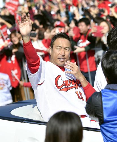 広島カープのセ・リーグ優勝を祝うパレードで、沿道のファンに手を振る黒田博樹投手
