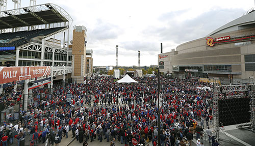 インディアンスの本拠地球場（左）とＮＢＡキャバリアーズのアリーナの間で、ワールドシリーズ開幕を待つ大勢のファン