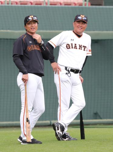 練習中、村田ヘッドコーチ（右）と笑顔の高橋監督