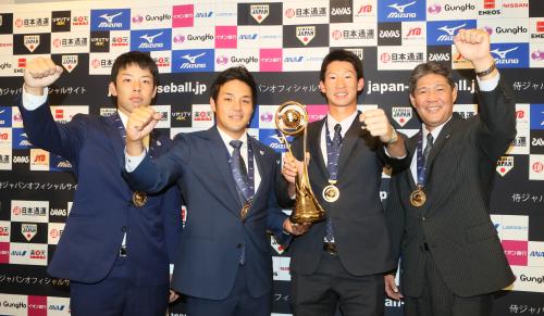 Ｕ－２３Ｗ杯で優勝し成田空港に到着した（左から）本田圭佑、三好匠、真砂勇介、斎藤雅樹監督はトロフィーを手に記念撮影を行う