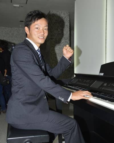 電子ピアノの前でガッツポーズをつくる巨人ドラフト４位のヤマハ・池田駿