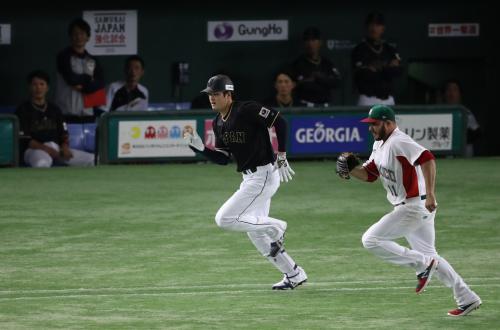 ＜メキシコ・日本＞５回無死　大谷は一塁内野安打を放ちロドリゲス（右）を置き去りにして駆け抜ける