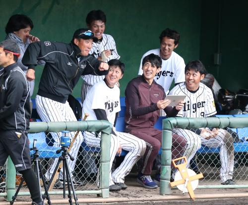 秋本真吾氏（前列右から２人目）の講習を受ける選手たちにまじって、おどけたポーズをとる金本監督（同４人目）