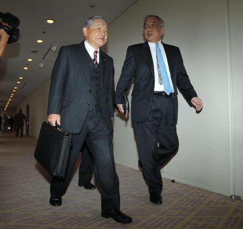 会議に向かう中日・白井オーナー（左）と広島・松田オーナー