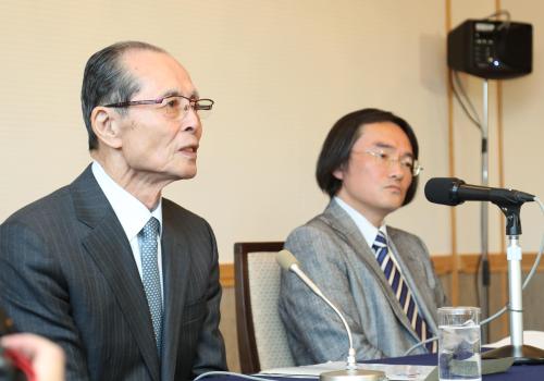 選考結果を発表する王座長（左）と選考委員の作家・門田隆将氏