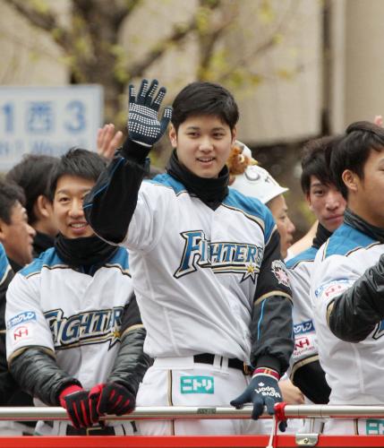 優勝パレードに集まった沿道のファンに手を振る日本ハム・大谷