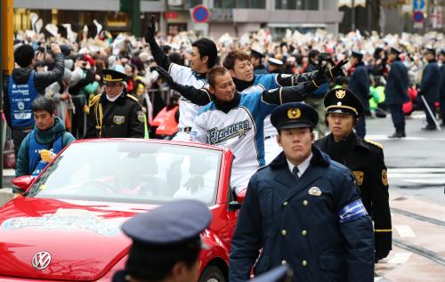 日本ハム優勝パレードで沿道のファンに手を振る（左から）増井、中田、宮西