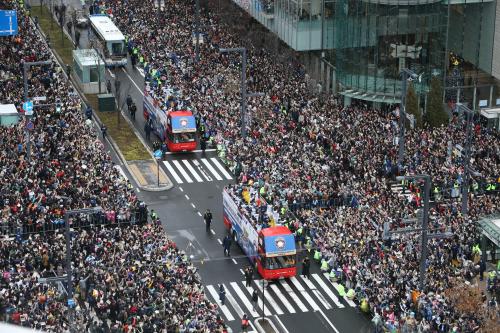 札幌市で行われた優勝パレード。沿道には１３万８０００人が集まった