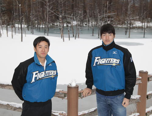 雪で白くなった青い池の前で記念撮影する（左から）斎藤、有原