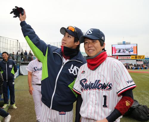 山田本人（左）と対面して恐縮する野球モノマネの山田別人