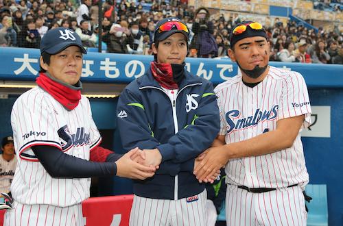 山田（中央）と握手する野球モノマネの山田別人（左）とバレンティソ