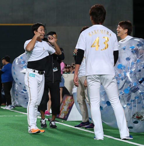 バブルサッカーに参加した斎藤（左）
