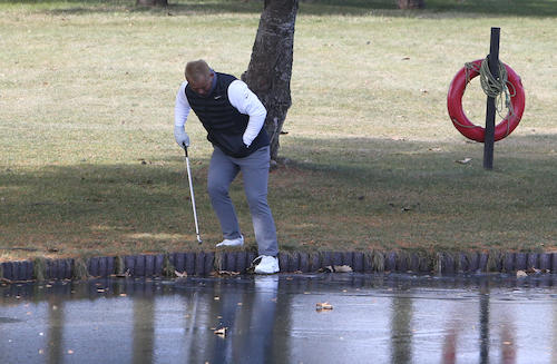 納会ゴルフで凍った池に足を乗せる中田
