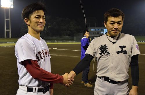 ＜松山商・熊本工＞熊本での再戦を終えて握手する熊本工・星子さん（右）と松山商・矢野さん