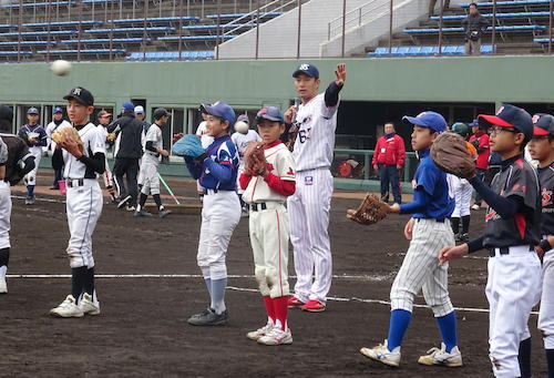 野球教室で指導するヤクルト・平井
