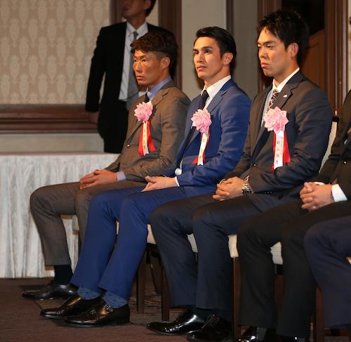 三井ゴールデン・グラブ賞でパ・リーグの外野手部門を受賞した（左から）糸井、陽岱鋼、秋山