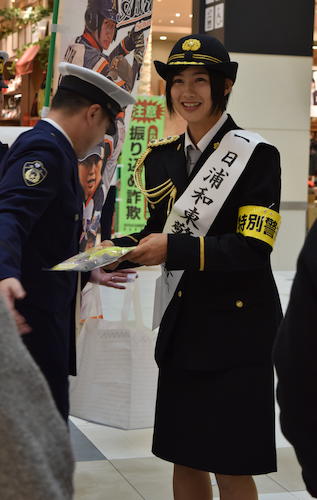 浦和東署の一日警察署長に就任し、交通安全グッズを配る埼玉アストライア・加藤