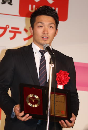 「２０１６ユーキャン新語・流行語大賞」表彰式、年間大賞を受賞した「神ってる」の受賞者として登壇したプロ野球・広島の鈴木誠也