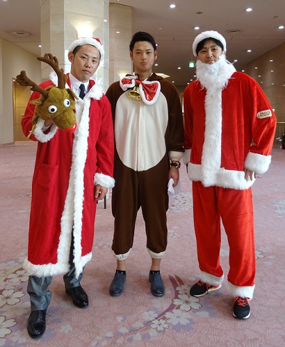 「東京ドームスポンサー・シーズンシートオーナー限定クリスマスパーティー」に参加してコスプレ姿を披露する（左から）日本ハム・矢野、谷口、増井