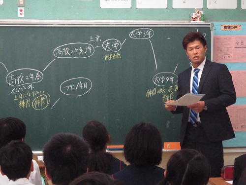 日本サッカー協会こころのプロジェクト「夢の教室」を行うロッテ・中村