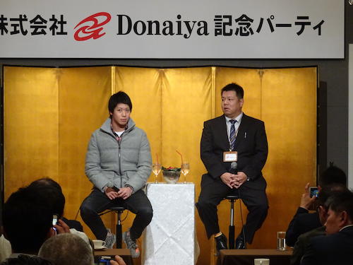 株式会社Ｄｏｎａｉｙａ記念パーティーに参加したヤクルト・山田（左）。右はＤｏｎａｉｙａの村田社長