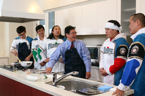 タカアンドトシ（手前）、ロバートと一緒に料理に挑戦する栗山監督（右から３人目）