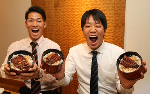 名古屋名物ひつまぶしをランチに食べる中日のドラフト１位・柳（右）と２位・京田