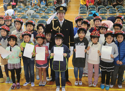 神奈川県警相模原警察署で一日署長を務めた菅野は　「セーフティーリーダー任命式」を終え、子どもたちと一緒に敬礼ポーズ