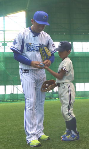 ＤｅＮＡ・今永は「よこしん野球教室」で少年にボールの握り方を教える