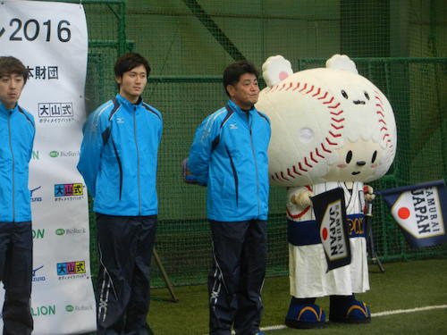 都内で高橋純平（中央）らと野球教室を行ったソフトバンク・工藤監督（右）