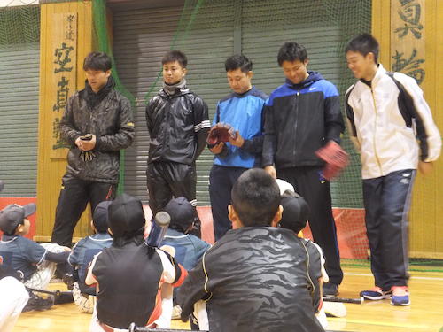 札幌市内で野球教室を行った（左から）西武の炭谷、大石、野上、大石、木村文、秋山