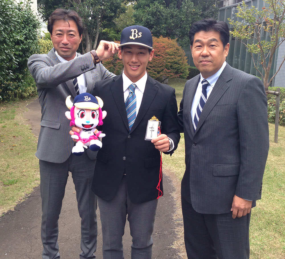 昨年１０月、オリックスから１位指名され、加藤編成部長（右）、中川アマチュアスカウトグループ長（左）からあいさつを受けた吉田正