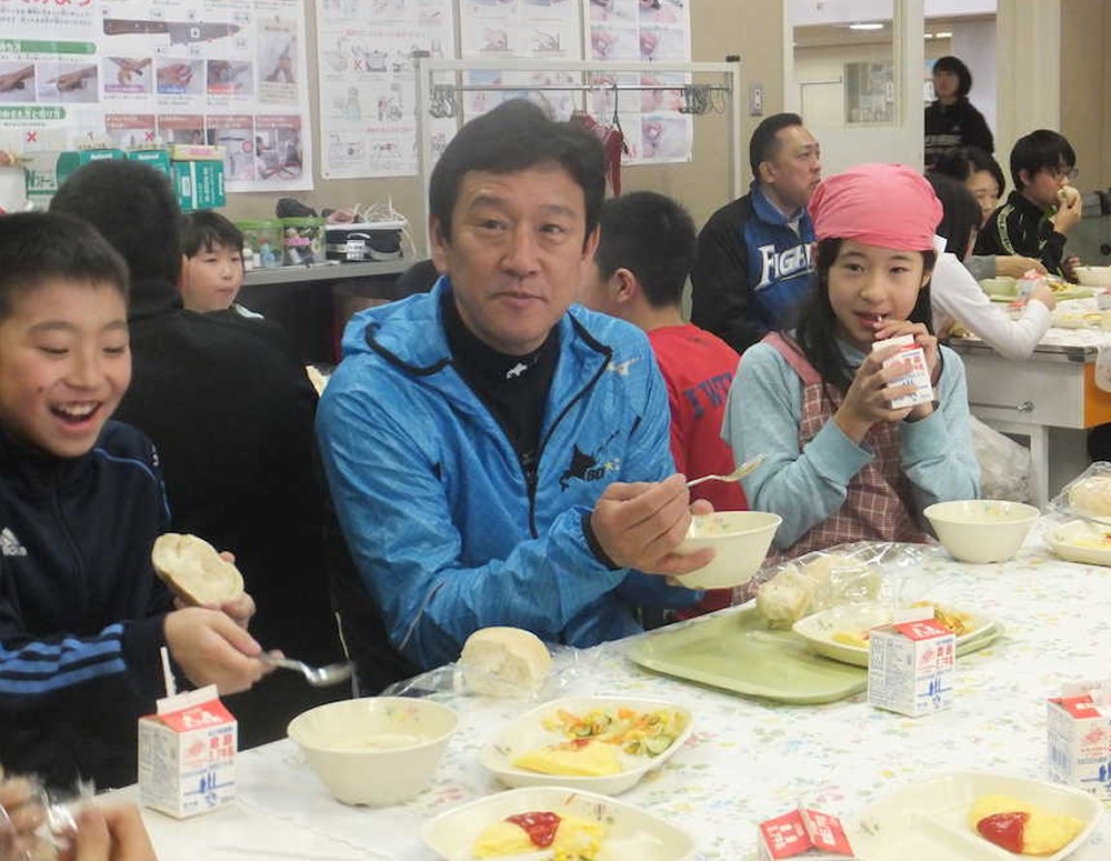 仁木小学校で給食を食べる日本ハム・栗山監督