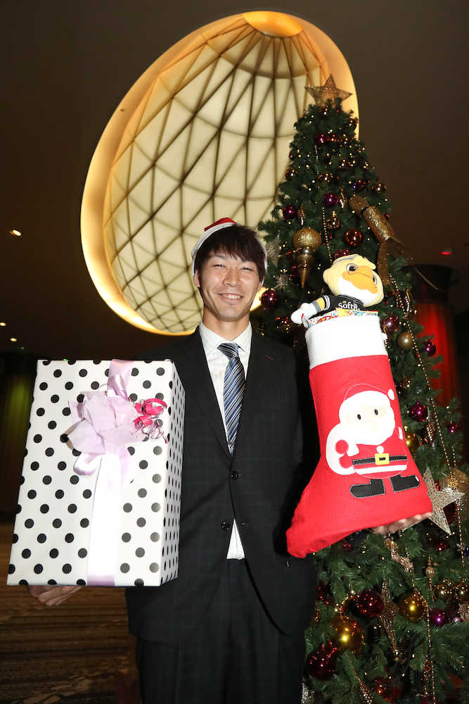 １億２０００万円で契約を更改しクリスマスツリーの前で笑顔を見せる武田